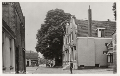 13730 Gezicht in de Dorpsstraat met bebouwing te Mijdrecht; met rechts de voor- en rechtergevel van het herenhuis ...